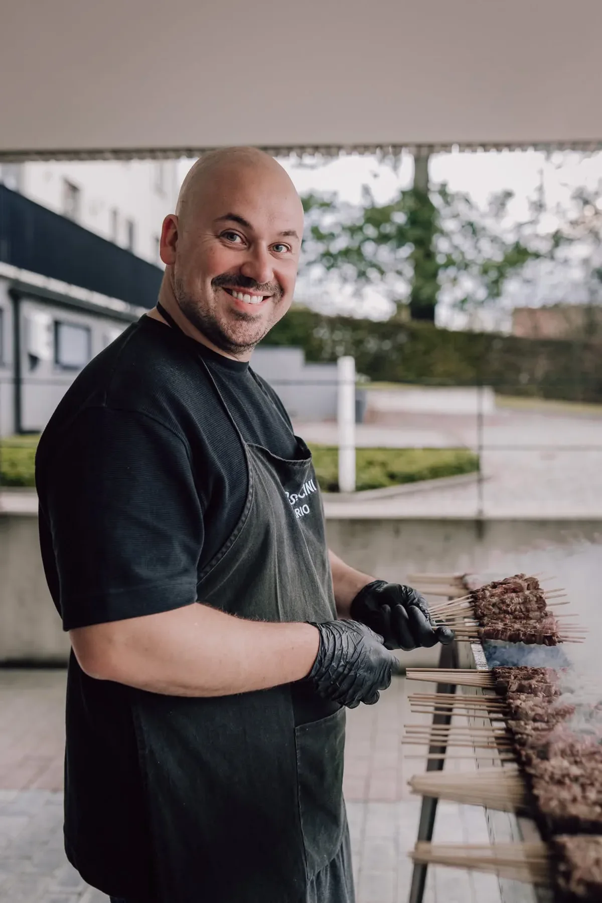 Mario keert de arrosticini om terwijl de rook van de grill slaat